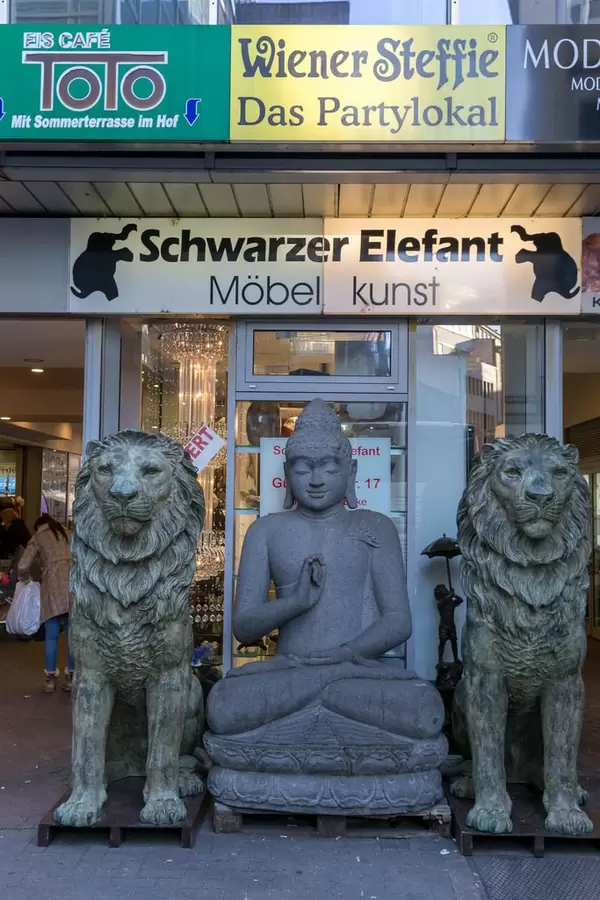 Schwarzer Elefant - Möbelgeschäft mit Statuen davor