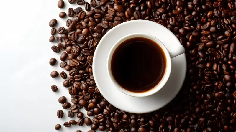 Schwarzer Kaffee in weißer Tasse auf Kaffeebohnen