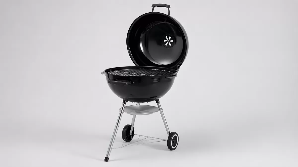 Schwarzer Kugelgrill mit geöffnetem Deckel auf Rädern