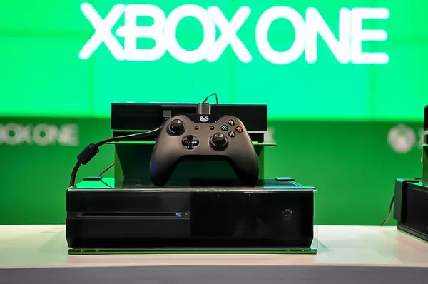 Schwarzer Microsoft Controller mit bunten Knöpfen auf einer Spielekonsole