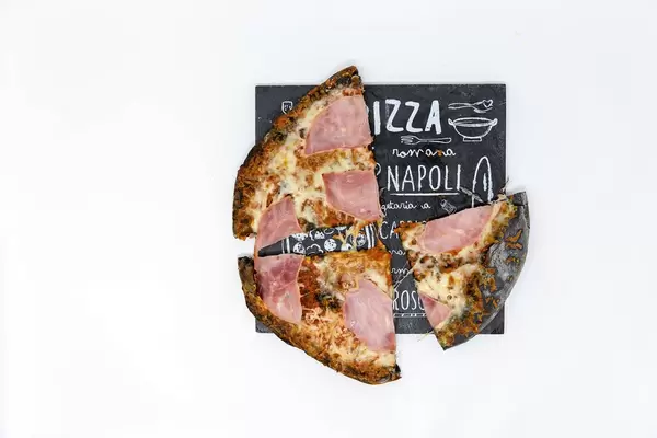 Schwarzer Pizzaboden mit Aktivkohle mit Prosciutto - Aufsicht