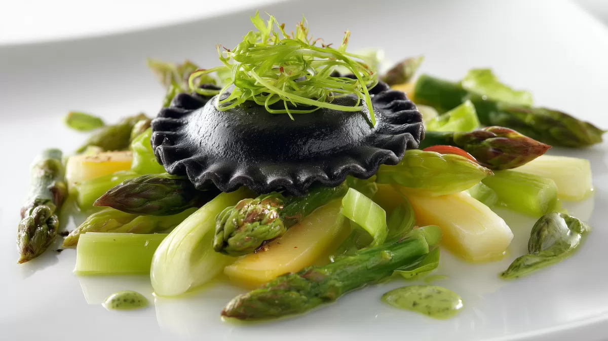 Schwarzer Raviolo auf Spargel Salat mit Apfel Sellerie S