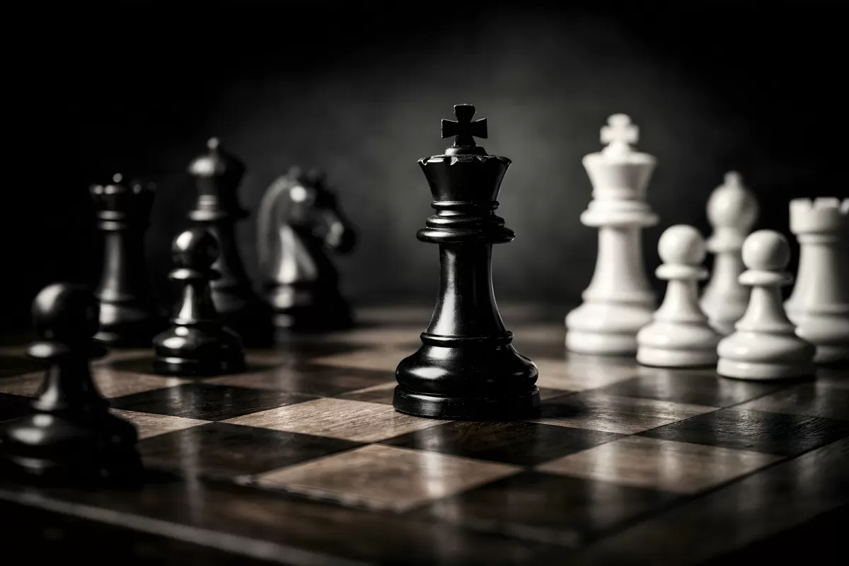 Schwarzer Schachkönig im Fokus auf Holzbrett