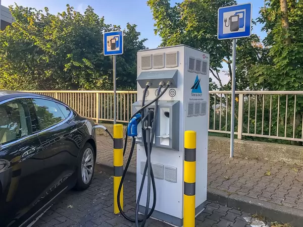 Schwarzer Tesla Model S angeschlossen an eine Tank&Rast Station zum Strom tanken