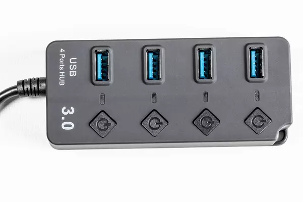 Schwarzer USB 3.0 Hub mit vier Anschlüssen vor weißem Hintergrund Draufsicht