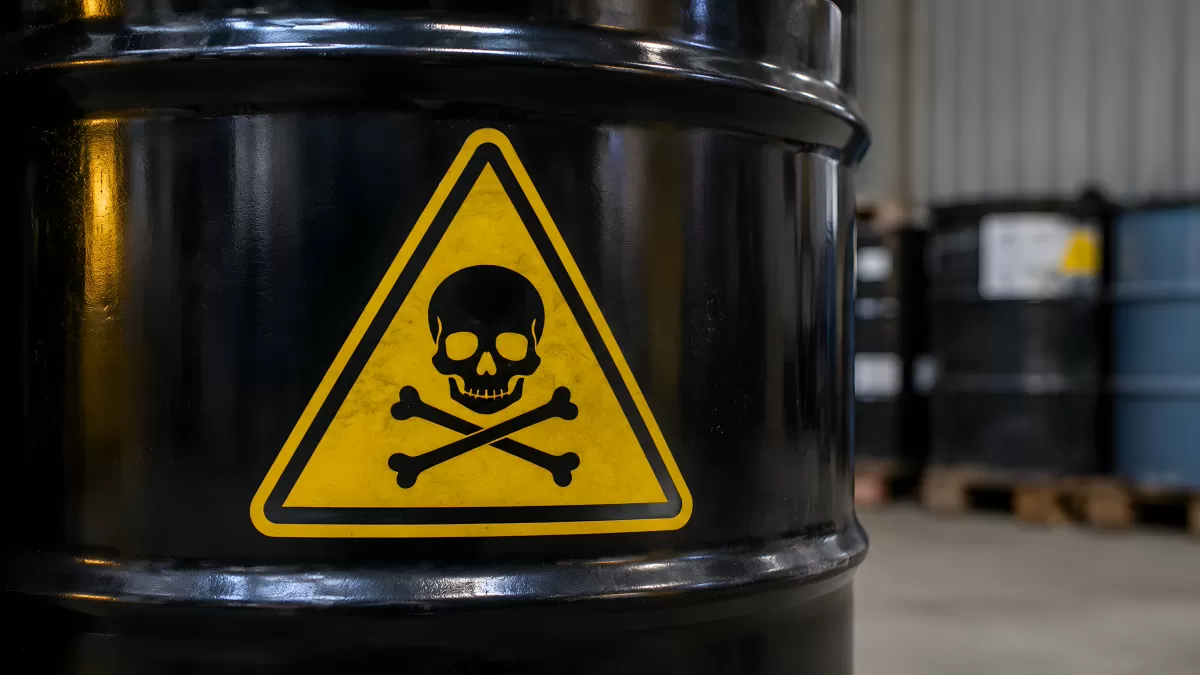 Schwarzes Gefahrstofftass mit Totenkopf-Warnsymbol