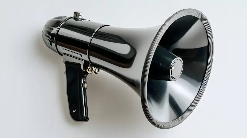 Schwarzes Megafon auf weißem Hintergrund