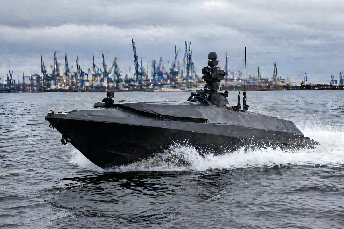 Schwarzes Militär-Schnellboot auf dem Wasser im Hafen