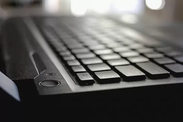 Schwarzes Tastenfeld auf dem Laptop