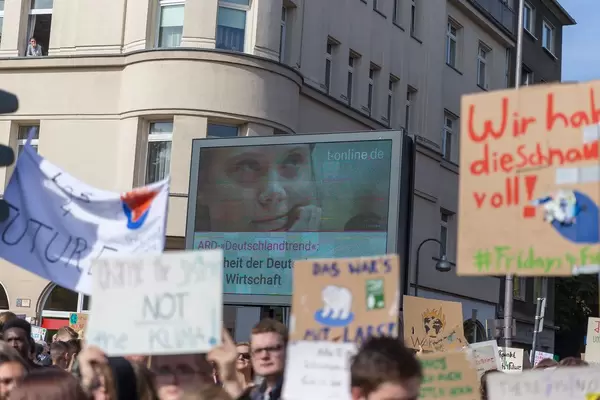 Schwedische Klimaaktivistin Greta Thunberg auf einer Leinwand, während der Fridays for Future Demonstration zum Klimastreik in Köln