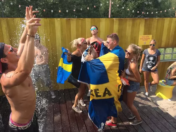 Schwedische Musikfans auf der Suche nach Erfrischung - Musikfestival Tomorrowland 2014