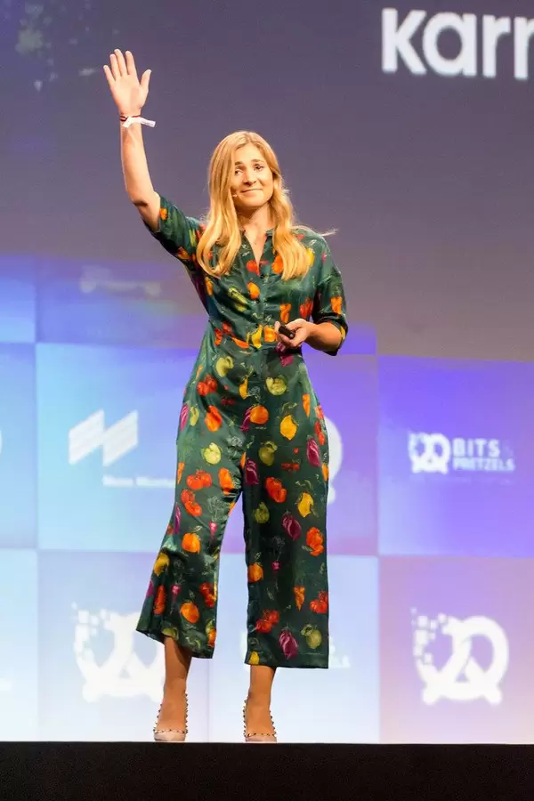 Schwedische Start-up Unternehmerin der Karma-App Elsa Bernadotte winkt auf der Gründermesse-Bühne Bits & Pretzels