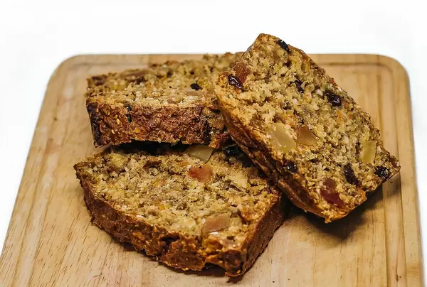 Schwedisches süßes Brot mit Samen und Früchten