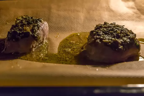 Schweine-Filet mit Dukkah-Kräuter-Kruste