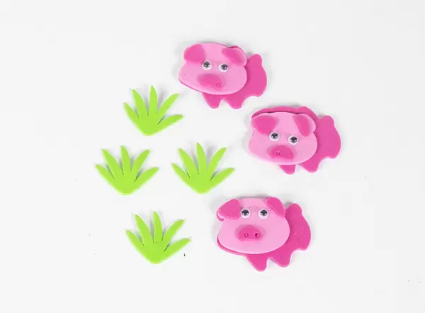 Schweine und grünes Gras