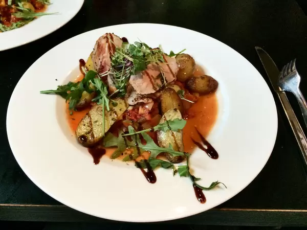 Schweinefilet mit Estragon, Senf und Bacon gebraten auf Ratatouille und Brätlingen