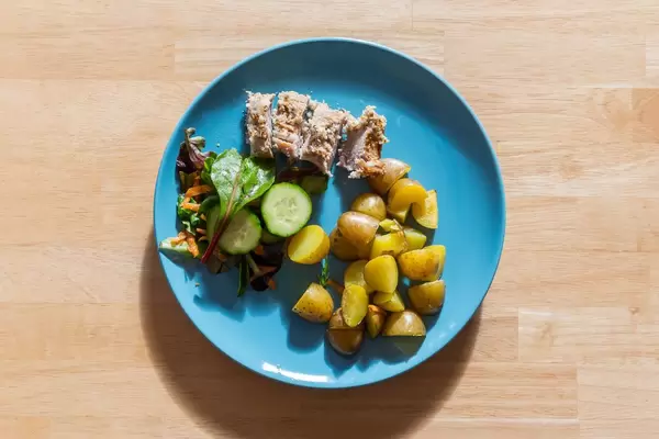 Schweinefilet mit Senfkruste, Drillingen und buntem Feldsalat