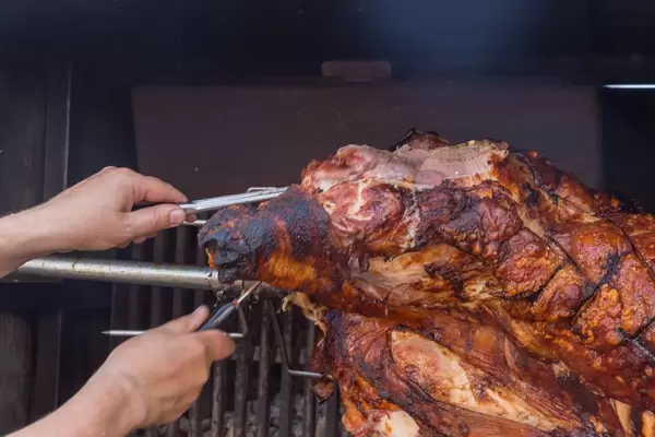 Schweinefleisch am Spieß