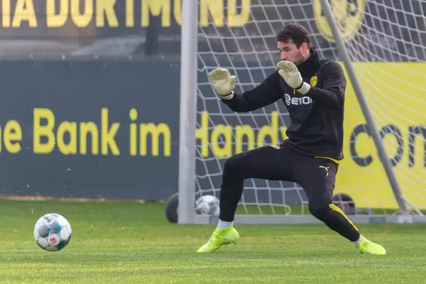 Schweizer Nationaltorwart Roman Bürki beim Torschusstraining
