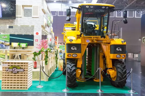 Schweres Gerät am Messestand von Pure Farming 2018 - Gamescom 2017, Köln