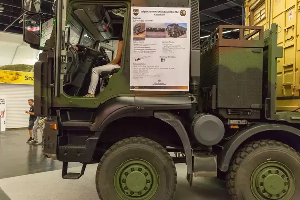 Schweres Militärfahrzeug IVECO Trakker mit Waldtarnung