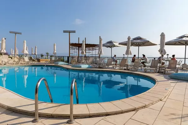 Schwimmbadbereich im Rigas Hotel in Afitos