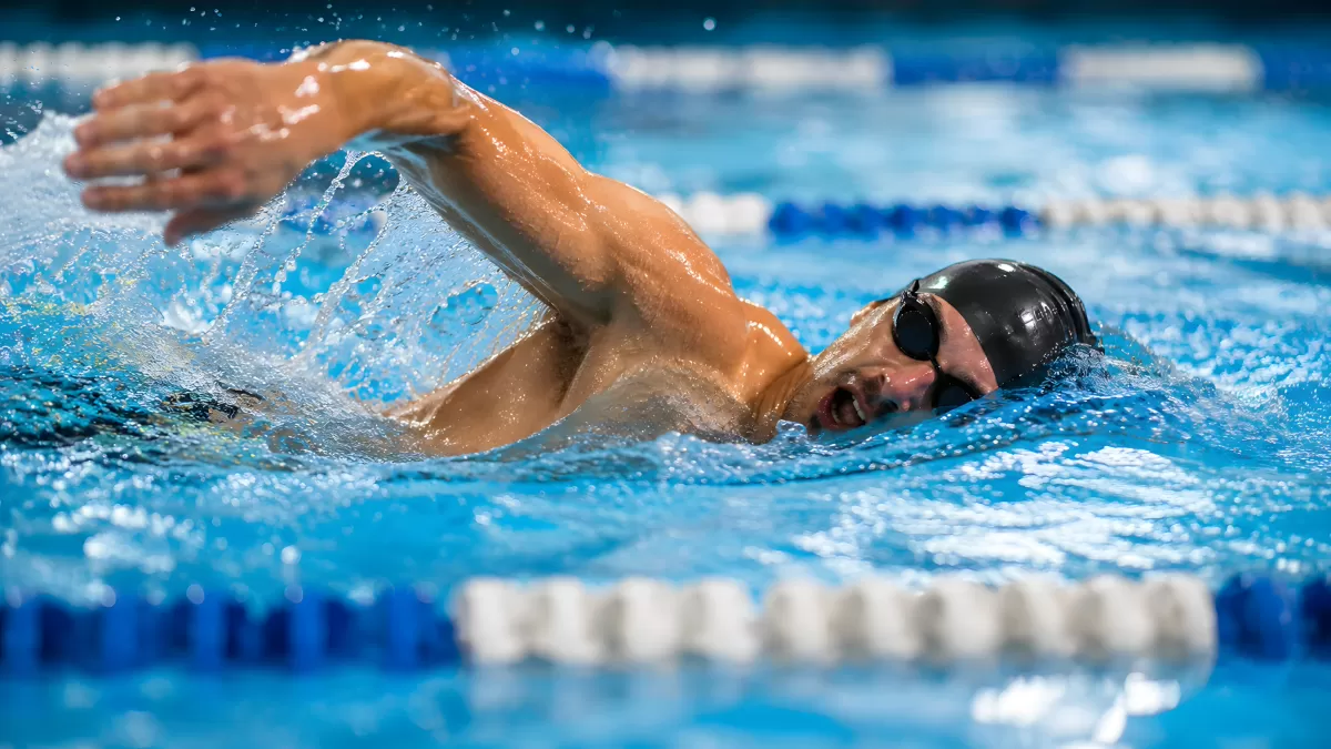 Schwimmer im Freistilschwimmen während eines Wettkampfs