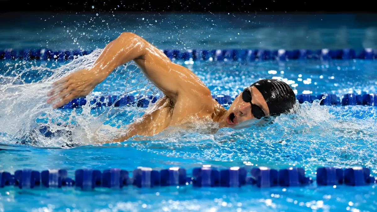 Schwimmer im Wettkampf zeigt Kraulschwimmen in Aktion — Bild kostenlos herunterladen