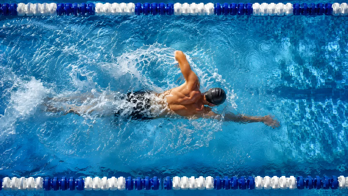Schwimmer im Wettkampfbecken beim Schmetterlingsstil