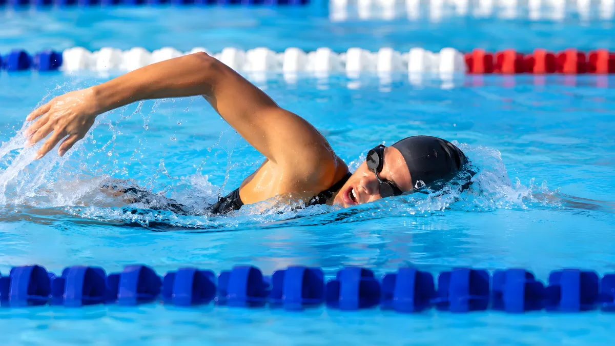 Schwimmerin im Freistilschwimmen im Wettkampfbecken