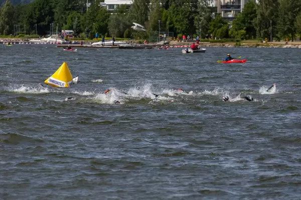 Schwimmwettkampf der Profisportler beim Ironman Triathlon in Lahti, Finnland