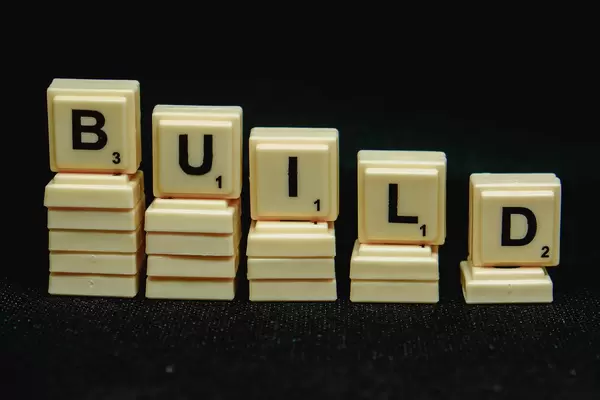 Scrabble-Steine bilden das Wort "Build" - bauen