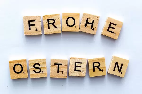 Scrabblesteine wünschen einen friedlichen christlicher Feiertag