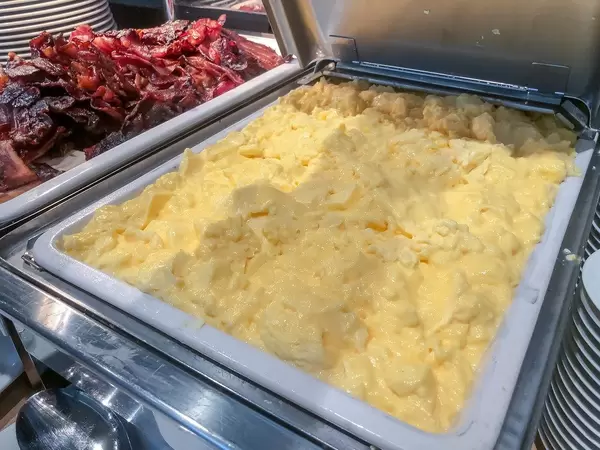 Scrambled Eggs - Rührei - in einem Wärmebehälter am Frühstücksbüfett