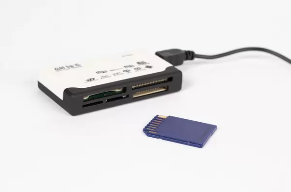 SD-Kartenlesegerät für mehrere Speicherkarten mit USB-Kabel vor weißem Hintergrund