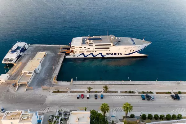Seajets Fähre und Katamaran am Hafen von Adamantas auf Milos