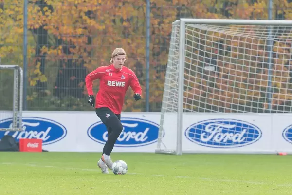 Sebastiaan Bornauw fokussiert auf seine Ballführung am Fuß