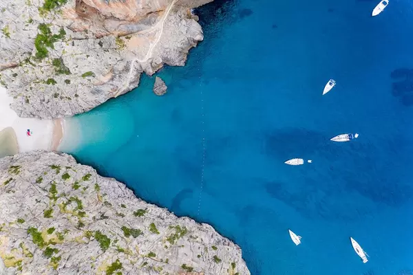Sechs Boote im blauen Wasser bei der Bucht von Sa Calobra  auf Mallorca. Overhead-Luftaufnahme
