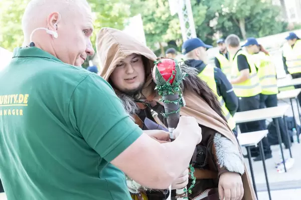 Security kontrolliert den Zauberstab eines Magiers (Cosplayer) - Gamescom 2017, Köln
