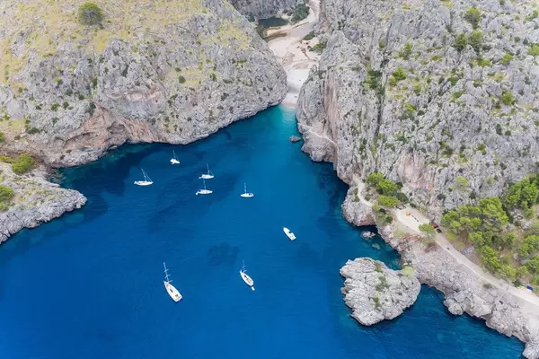 Segel- und Motorboote im blauen Wasser vor der Steilküste bei Sa Calobra auf Mallorca. Luftbild