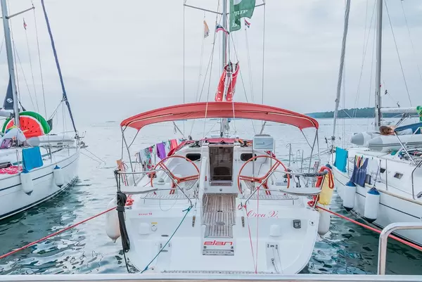 Segelboot legt im Hafen an