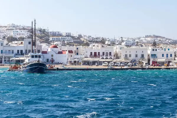 Segelboot und raues Meer am Hafen von Mykonos, Kykladen, Griechenland