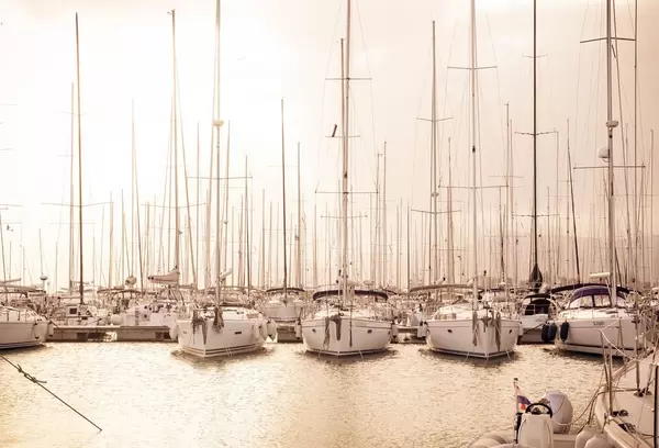 Segelboote bei Sonnenuntergang