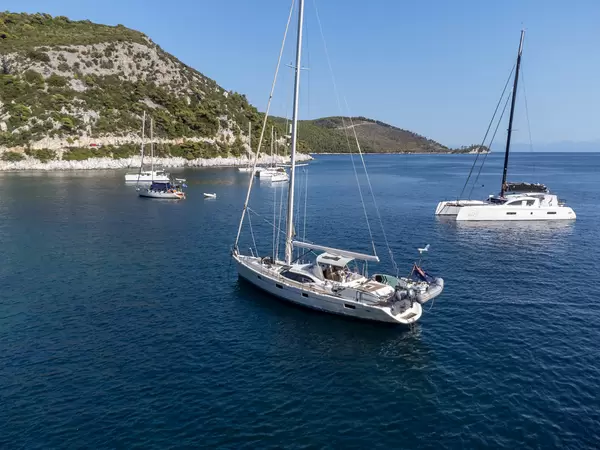 Segelboote in der beliebten Limnonari-Bucht auf Skopelos, Insel der Nördlichen Sporaden