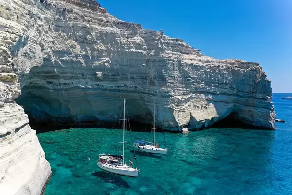 Segelboote vor den Klippen der Räuberbucht Kleftiko (Milos) mit ihren zahlreichen Felsentoren