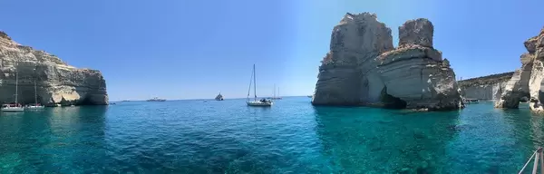 Segelboote zwischen Felsformationen auf dem blauen Kretischen Meer in der Bucht von Milos, Griechenland