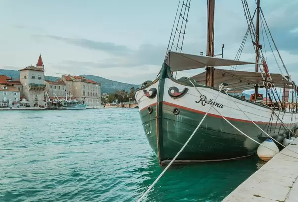 Segelschiff im Hafen von Trogir