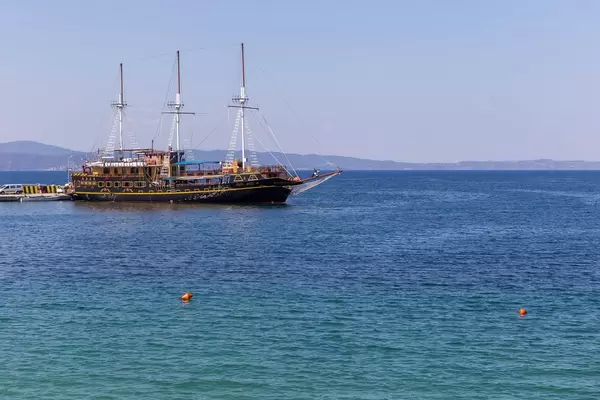 Segelschiff liegt vor Anker in Thessaloniki