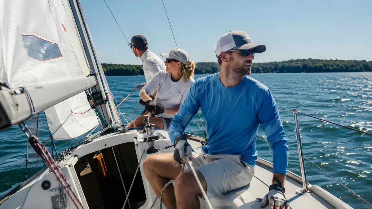 Segelteam bei sportlicher Regatta auf ruhigem See