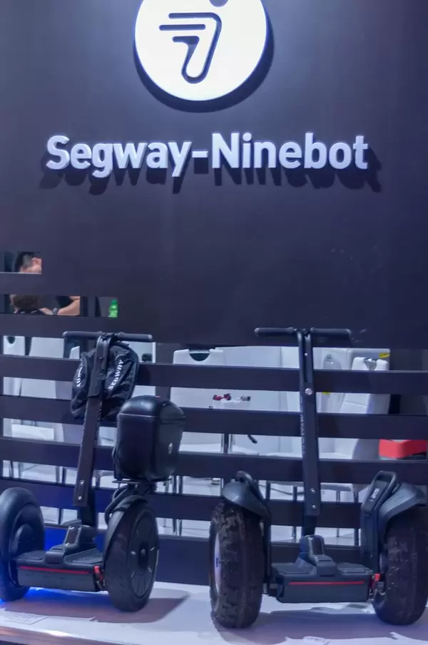 Segways auf dem Messestand von Segway Robotics